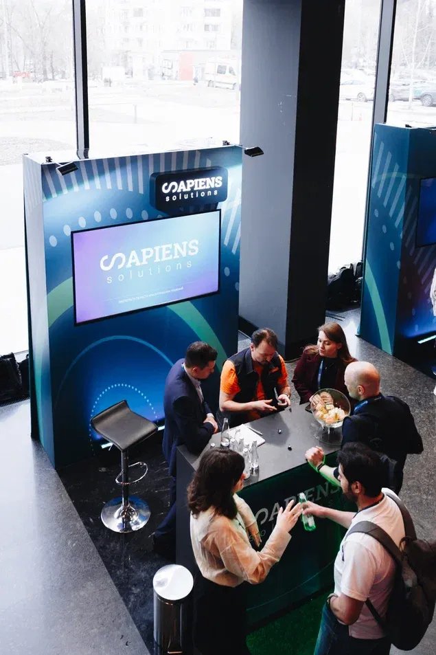 Переговоры с посетителями на стенде Sapiens solutions
